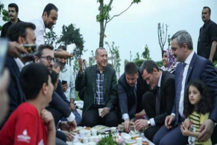 Erdoğan sahilde vatandaşlarla iftar yaptı