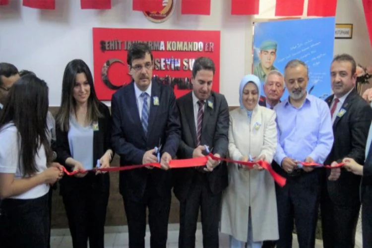 Bursa'da şehit babası için okula kütüphane açtı