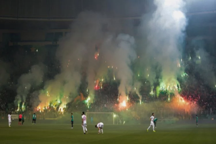 Bursa Büyükşehir Belediye Stadyumu'nu dumanlar kapladı!