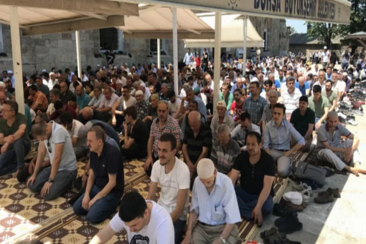 Ramazan'ın son cumasında Bursalılar Ulu Cami'ye akın etti