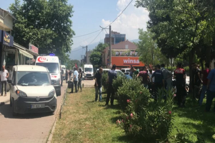 Bursa'da şüpheliyi kovalayan polis aracı yayalara çarptı!
