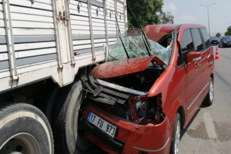 Bursa'da otomobil park halindeki kamyona çarptı: Çok sayıda yaralı var!