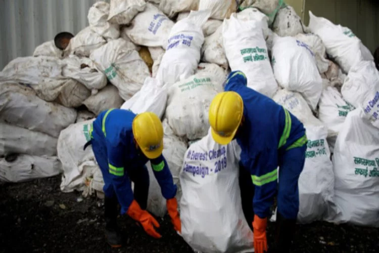 Everest'ten 11 ton çöp toplandı