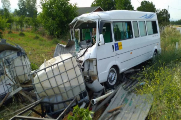 Bursa'da minibüs su depolarına çarptı: 4 yaralı