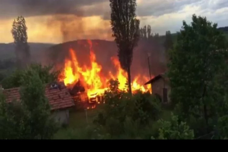 Köyde çıkan yangında 4 ev kül oldu