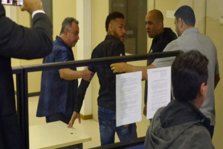 Tecavüzle suçlanan Neymar polis merkezinde!
