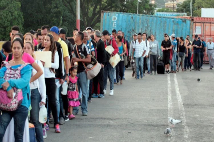 Binlerce Venezuelalı ülkeyi terk ediyor