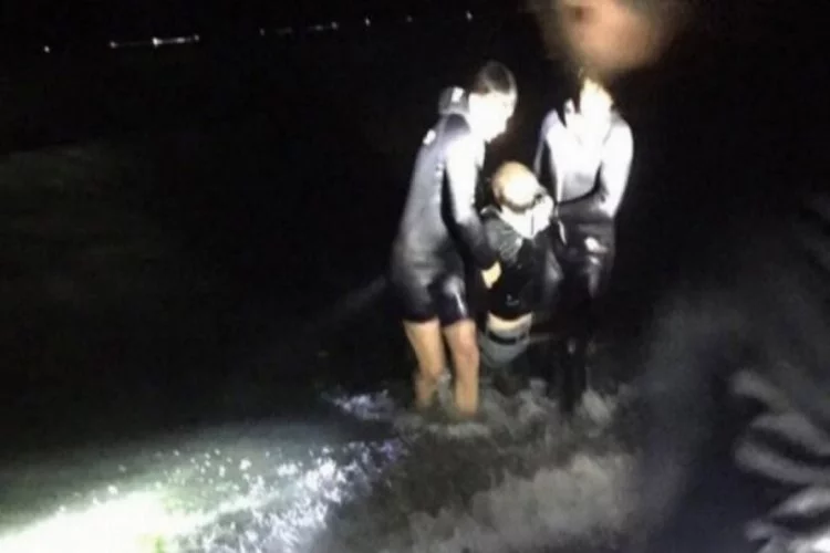 Alkol alıp denize giren genci polisler kurtardı