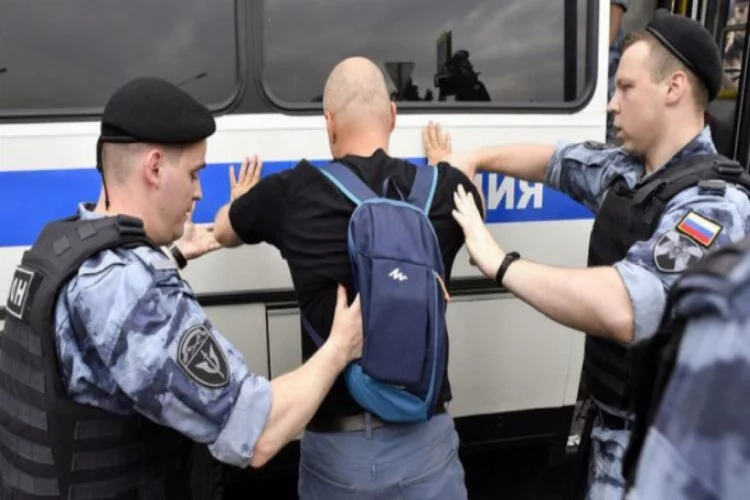 Rusya'da muhalif gazeteciye destek yürüyüşünde gözaltı!