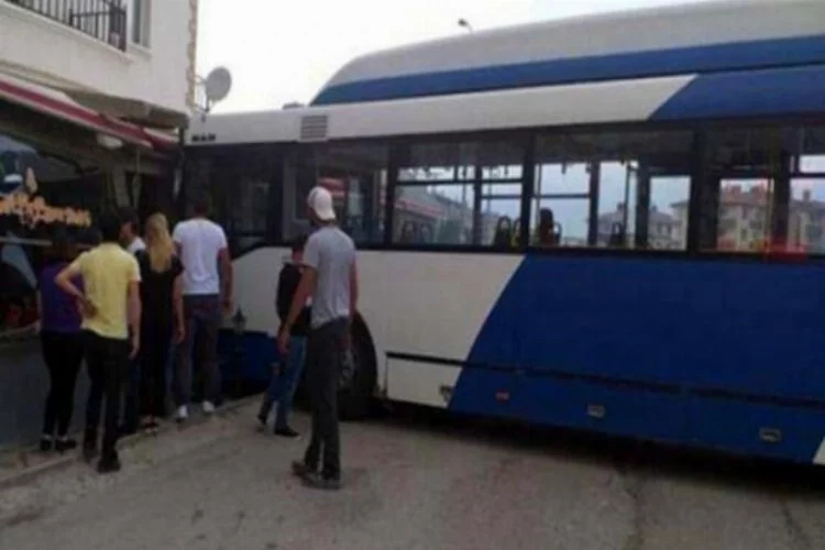 Belediye otobüsü kafeye girdi: Yaralılar var!