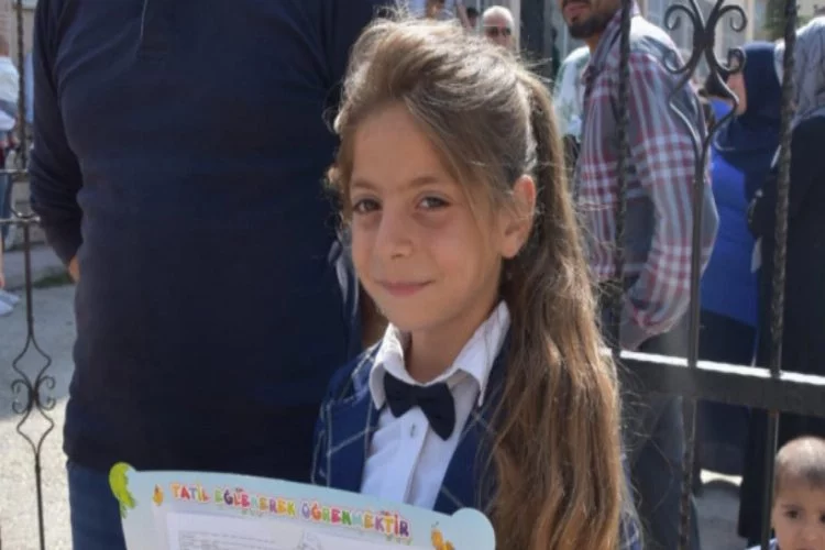 Bursa'da karne gününde ilgi odağı uzun saçıyla 9 yaşındaki Baran oldu