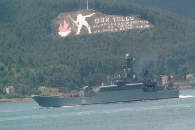 Rus savaş gemileri Çanakkale'den geçti
