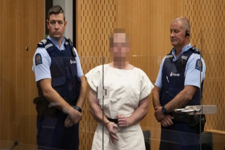 Yeni Zelanda katliamcısı duruşmayı sırıtarak izledi!