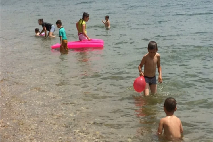 Karnelerini alan çocuklar İznik gölüne koştu!