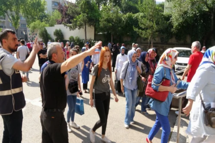Bursa'da ehliyetiyle gelen öğrenciler sınava alınmadı
