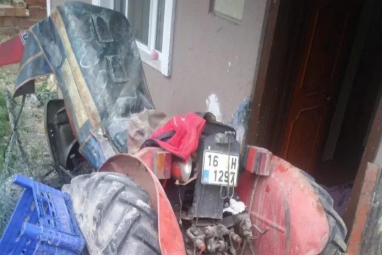Bursa'da freni boşalan traktör 2 yaşındaki çocuğa çarptı