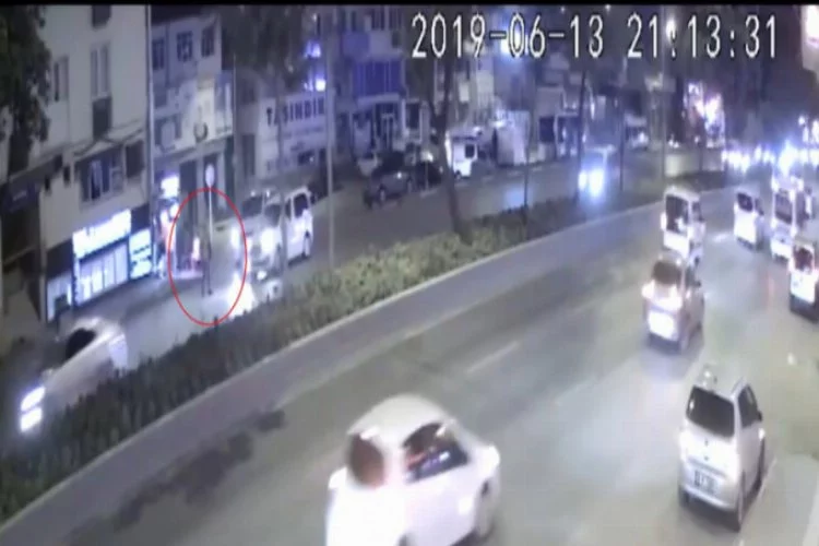 Bursa'da yayaya iki otomobil peş peşe çarptı!