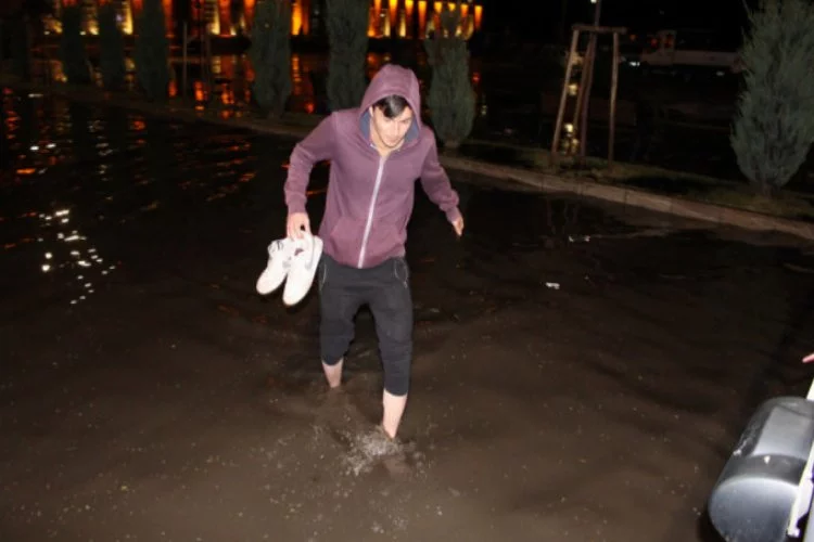 Erzurum'da şiddetli yağış sonrası yollar göle döndü