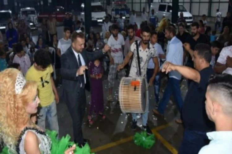 Bursa'da düğünlerini yağış sebebiyle ertelemek zorunda kalan çifte belediyeden jest
