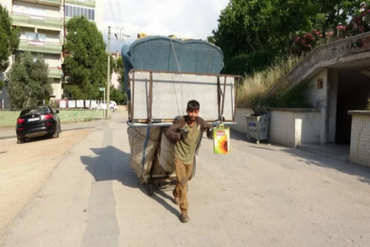Bursa'da iki tekerlekle kamyon gibi yük çekiyor!