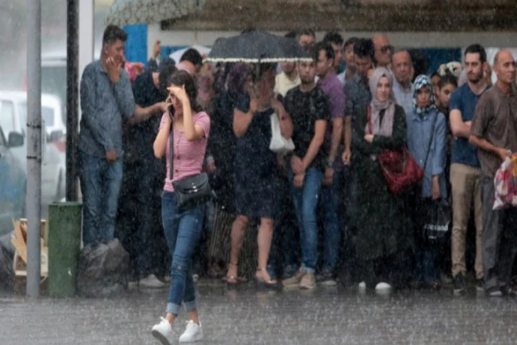 Bursa'da sağanak yağış zor anlar yaşattı!