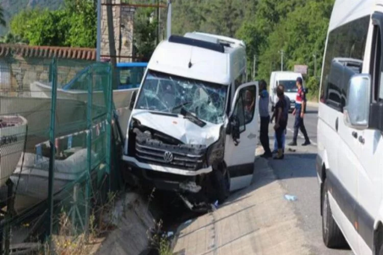 Rus turistleri taşıyan minibüs TIR'la çarpıştı
