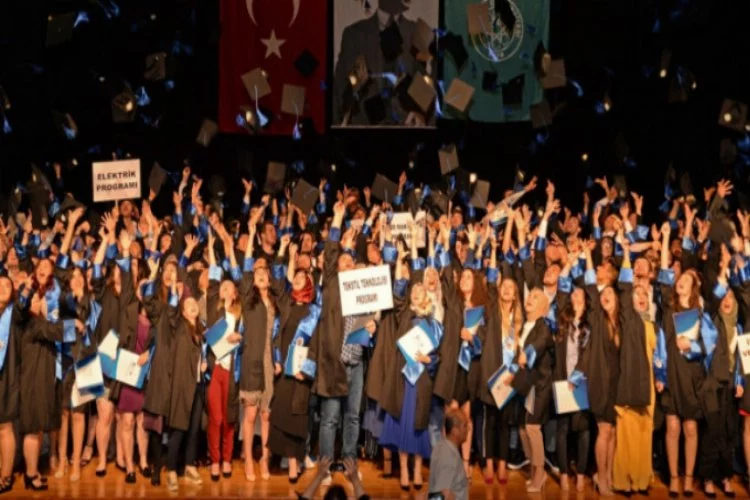Bursa'da Teknik Bilimler öğrencileri diplomalarını aldı
