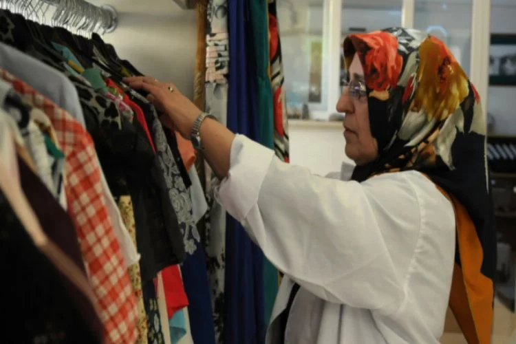 Bursa'da 'Giymiyorsanız Giydirin' atölyesiyle destek oluyorlar