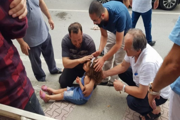 Bursa'da minik kardeşlere araba çarptı!
