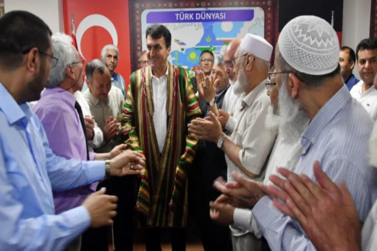Dündar, İstanbul'da yüzlerce Türkistanlı ile buluştu