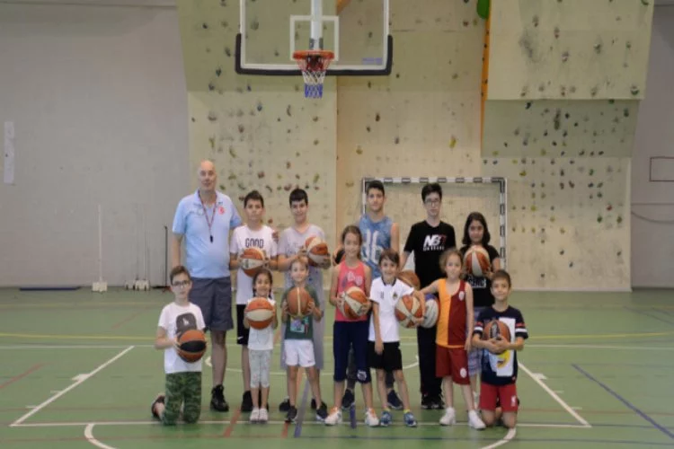 Bursa'da çocuklar basketbolu üniversitede öğreniyor