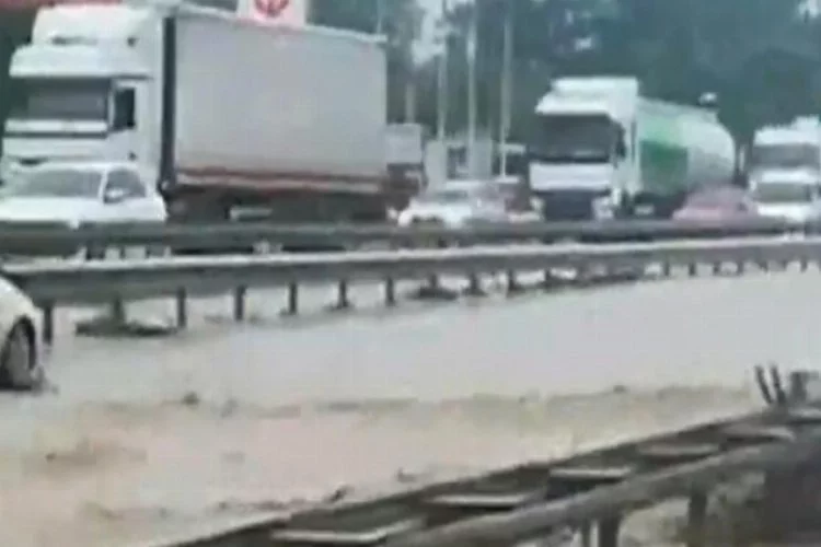 Kocaeli-Sakarya karayolu trafiğe kapandı