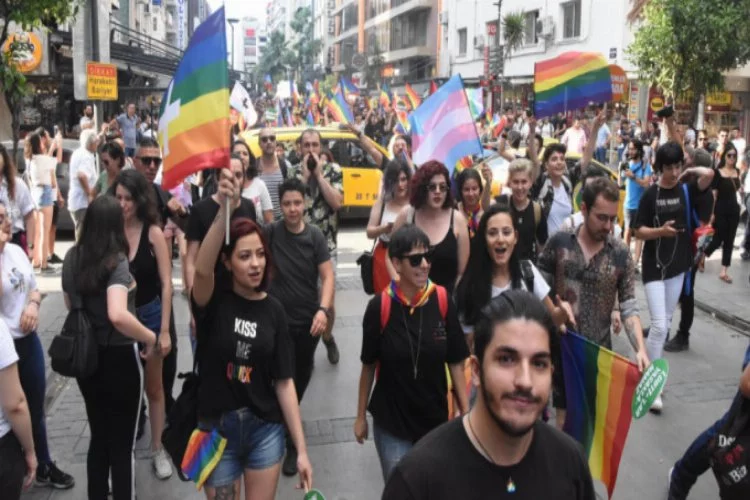 İzmir'de yasağa rağmen yürüyen LGBTİ'lilere müdahale
