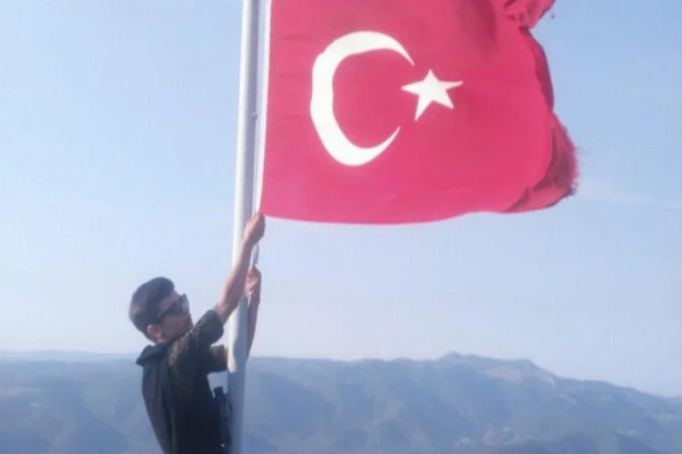 Bursa'da liseliler, tepedeki Türk bayrağını yeniledi
