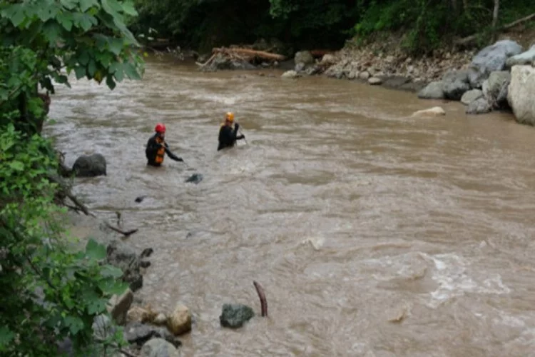 Sel felaketinde kaybolan 3 kişi aranıyor