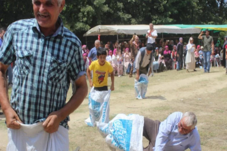 Bursa'da köylü dedeler torunlarıyla düşe kalka çuval yarışı yaptı