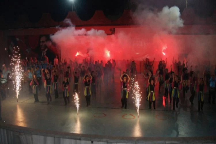Orhangazi Halk Dansları Topluluğu büyük beğeni topladı