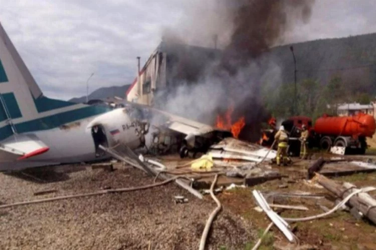 Facia! Acil iniş yapan yolcu uçağı binaya çarptı
