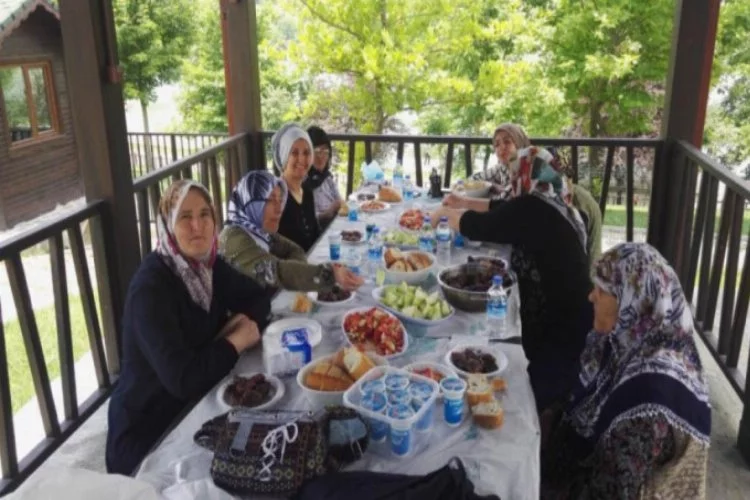 Bursa'da huzurevi sakinleri piknikte stres attı