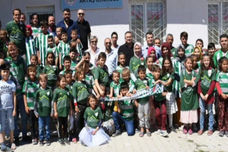 Bursaspor'dan çocuklara forma sürprizi