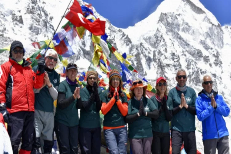 Bursalı dağcılar Everest'e tırmandı!