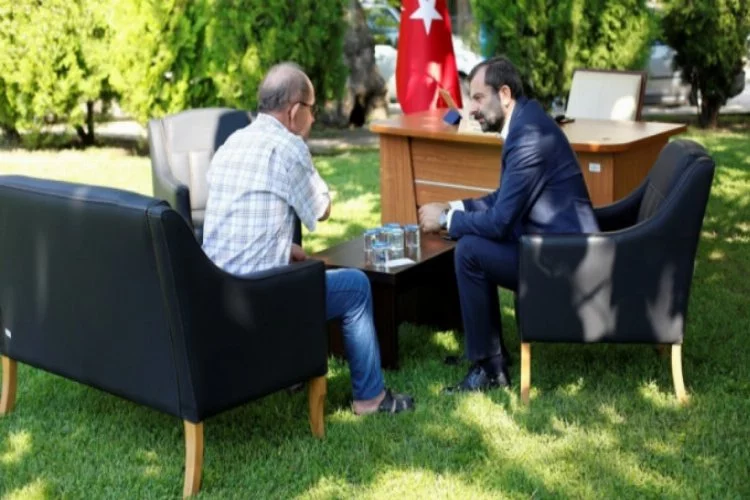 Bursa'da belediye başkanı odasını bahçeye taşıdı