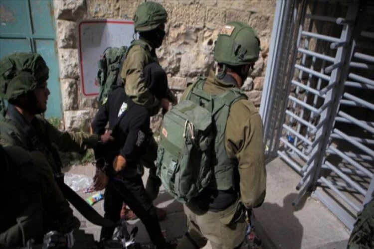 İsrail 22 Filistinliyi gözaltına aldı!