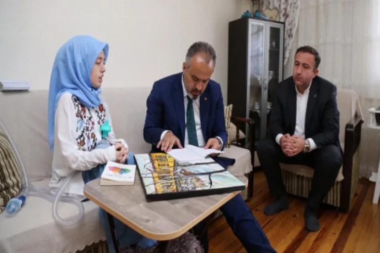 Bursa'da örnek genç kıza Başkan Aktaş'tan ziyaret