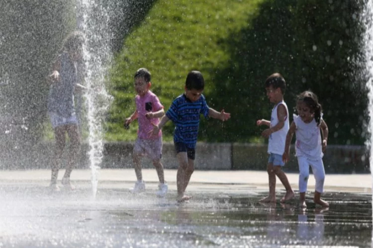 Bursa'da sıcaktan bunalan çocuklar fıskiyelere akın etti!