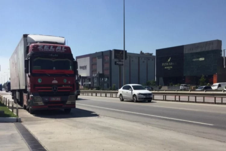 Bursa'da TIR, sıkıştırdığı otomobili metrelerce sürükledi