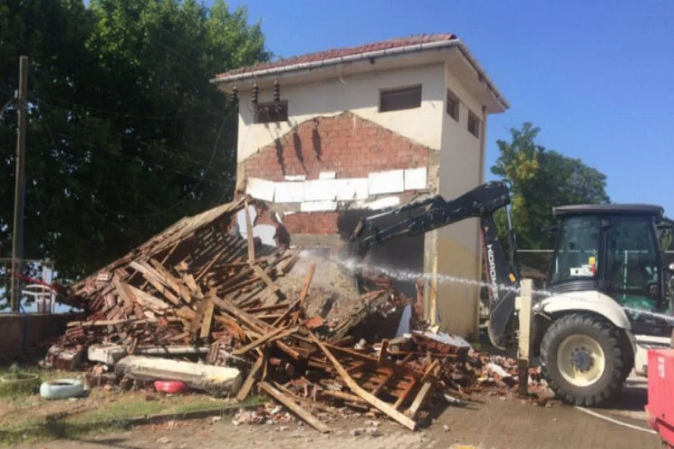 Bursa'da okul bahçesindeki trafo yıkıldı
