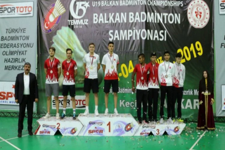 Genç badmintoncular başarıya doymuyor