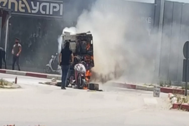 Bursa'da karton yüklü motosiklet alev alev yandı