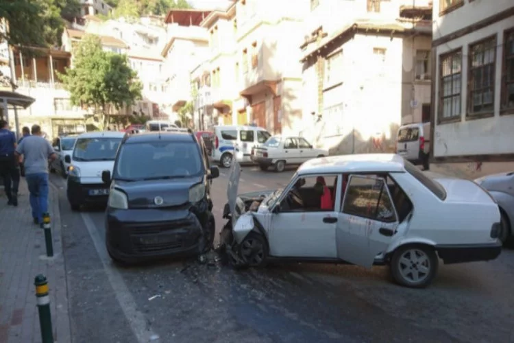 Bursa'da iki araç kafa kafaya çarpıştı! Yaralılar var...
